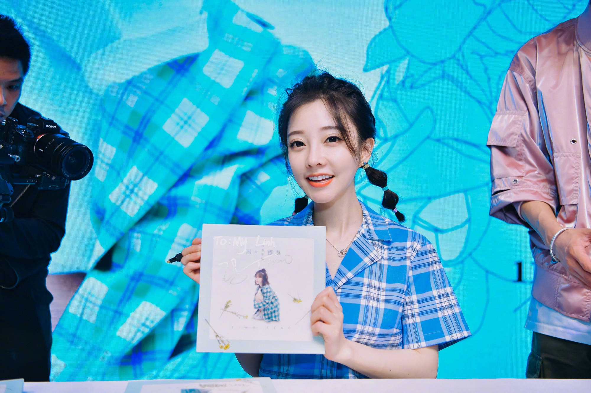 熊猫体育首页|
冯提莫再登TMEA 三大综艺节目轮替亮相 她转型速度太快了(图4)