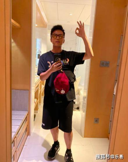 
邓超录节目情况简陋 鹿晗脱离“韩式盛饰”变化大 陈赫又白又胖“熊猫体育公司”(图3)