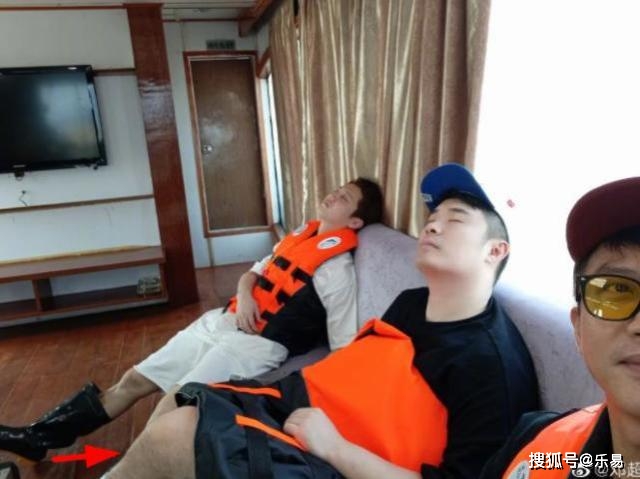 
邓超录节目情况简陋 鹿晗脱离“韩式盛饰”变化大 陈赫又白又胖“熊猫体育公司”(图4)