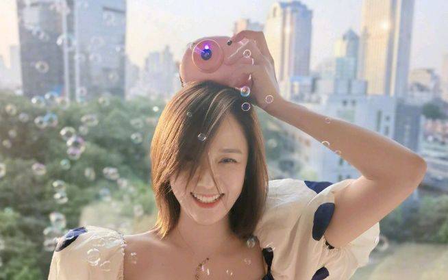 
41岁陈乔恩与男友同框秀恩爱 发际线难掩老态 变化大到认不出！-熊猫体育公司(图3)